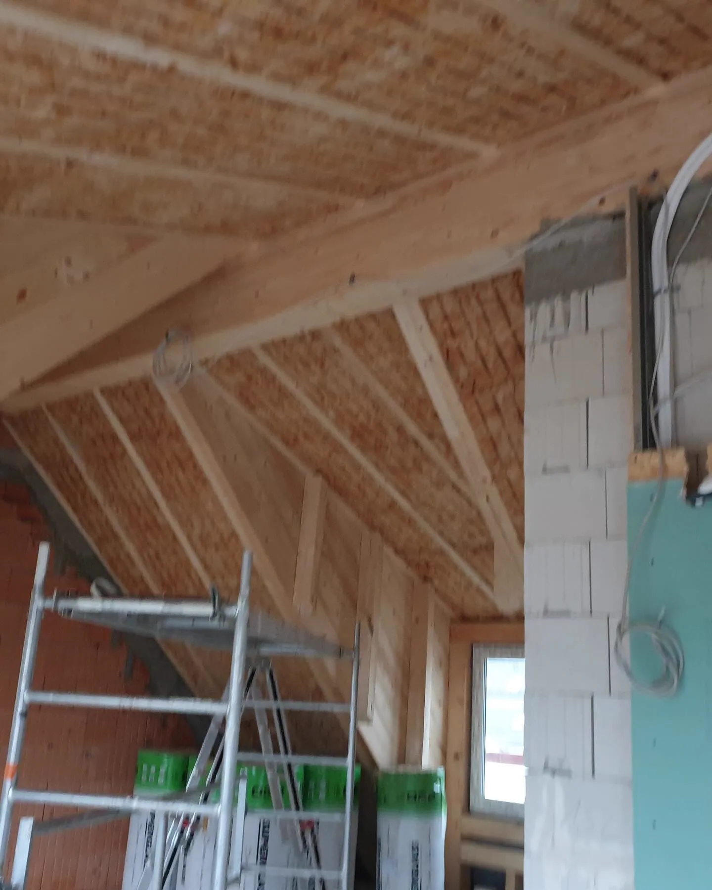 Ausgebautes Dachgeschoss mit verkleideten Schrägen — HEDER Trockenbau