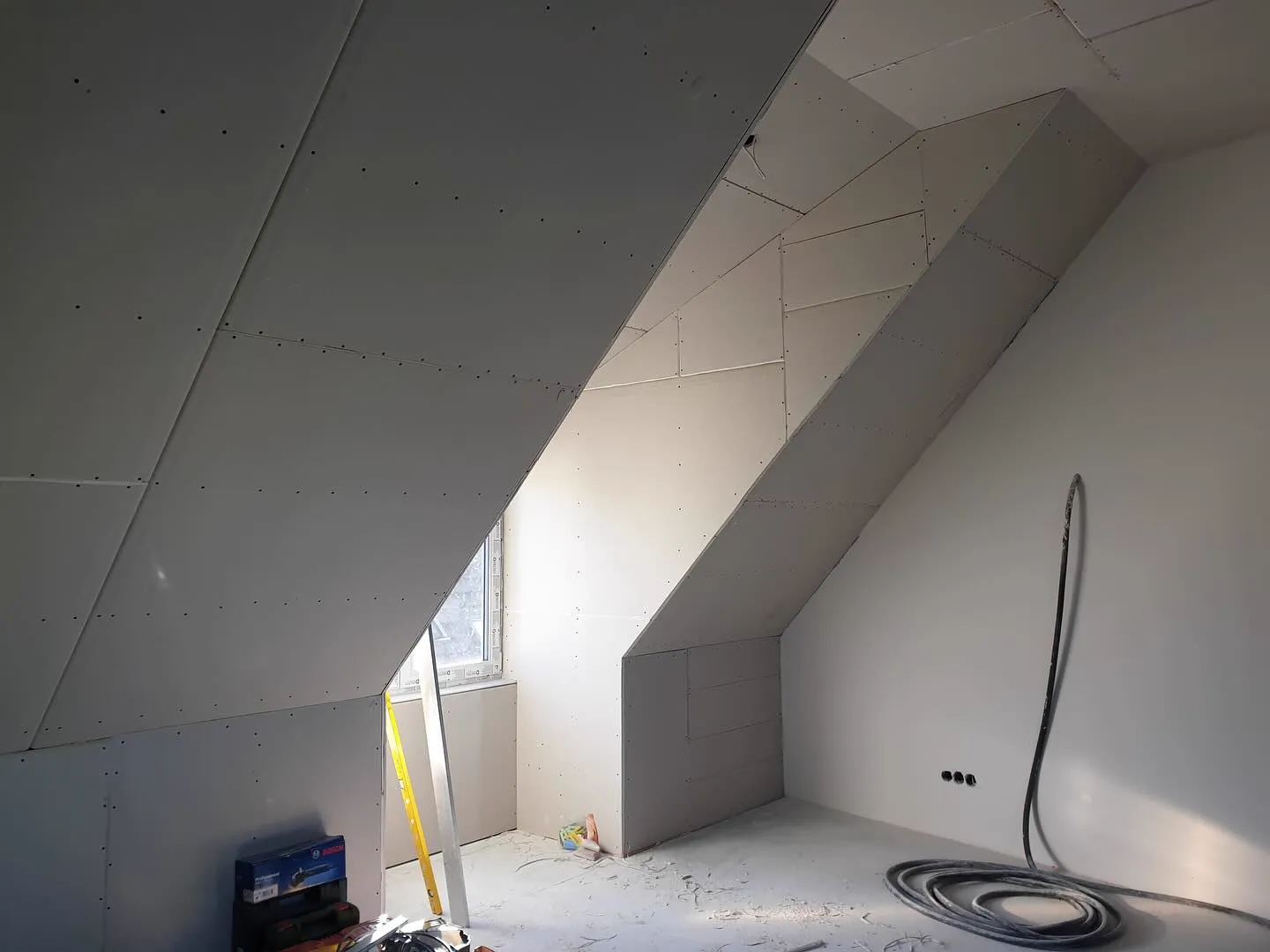 Ausgebautes Dachgeschoss mit verkleideten Schrägen — HEDER Trockenbau