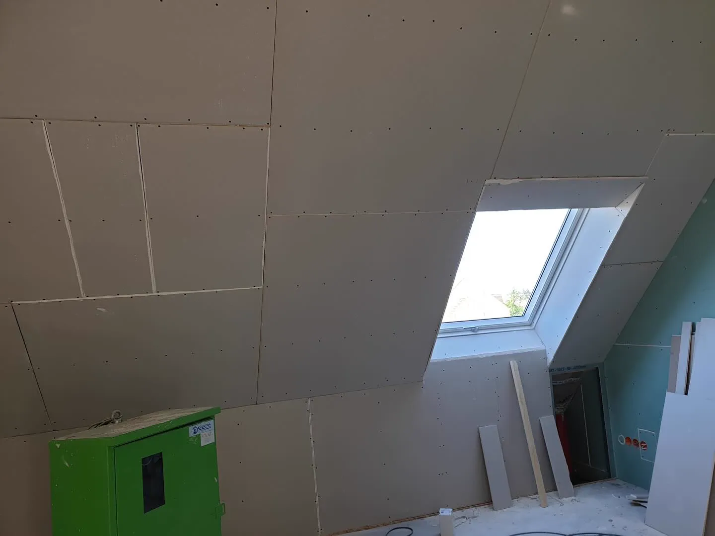 Ausgebautes Dachgeschoss mit verkleideten Schrägen — HEDER Trockenbau