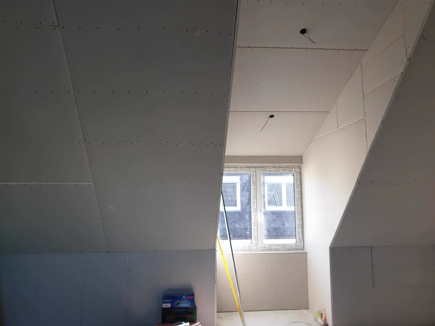 Ausgebautes Dachgeschoss mit verkleideten Schrägen — HEDER Trockenbau