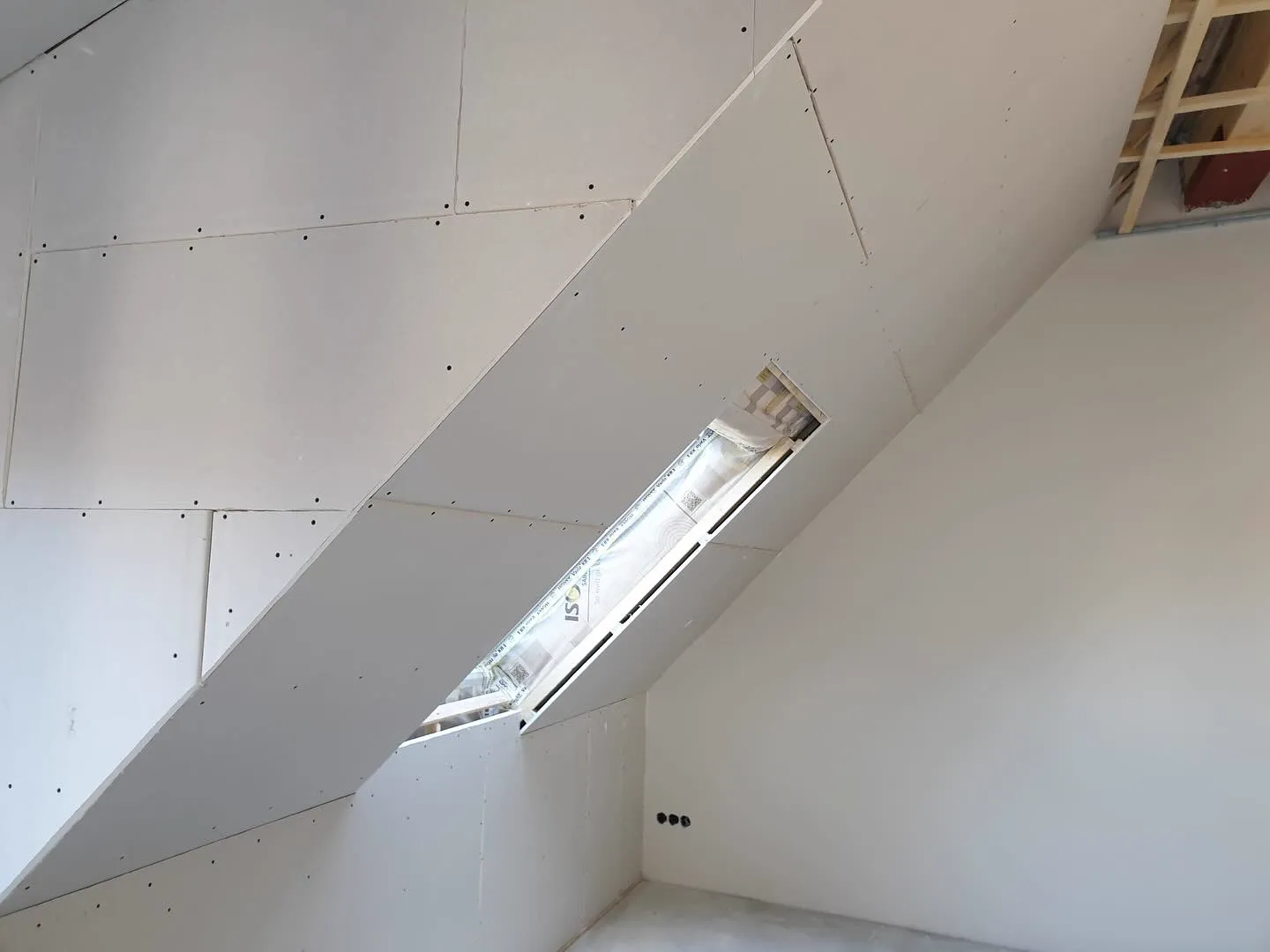 Ausgebautes Dachgeschoss mit verkleideten Schrägen — HEDER Trockenbau