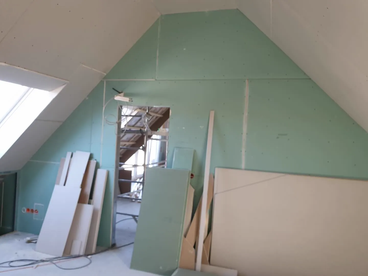 Ausgebautes Dachgeschoss mit verkleideten Schrägen — HEDER Trockenbau