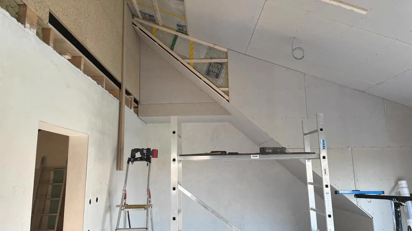 Ausgebautes Dachgeschoss mit verkleideten Schrägen — HEDER Trockenbau