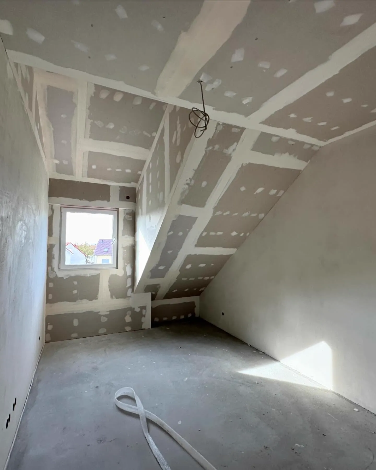 Ausgebautes Dachgeschoss mit verkleideten Schrägen — HEDER Trockenbau