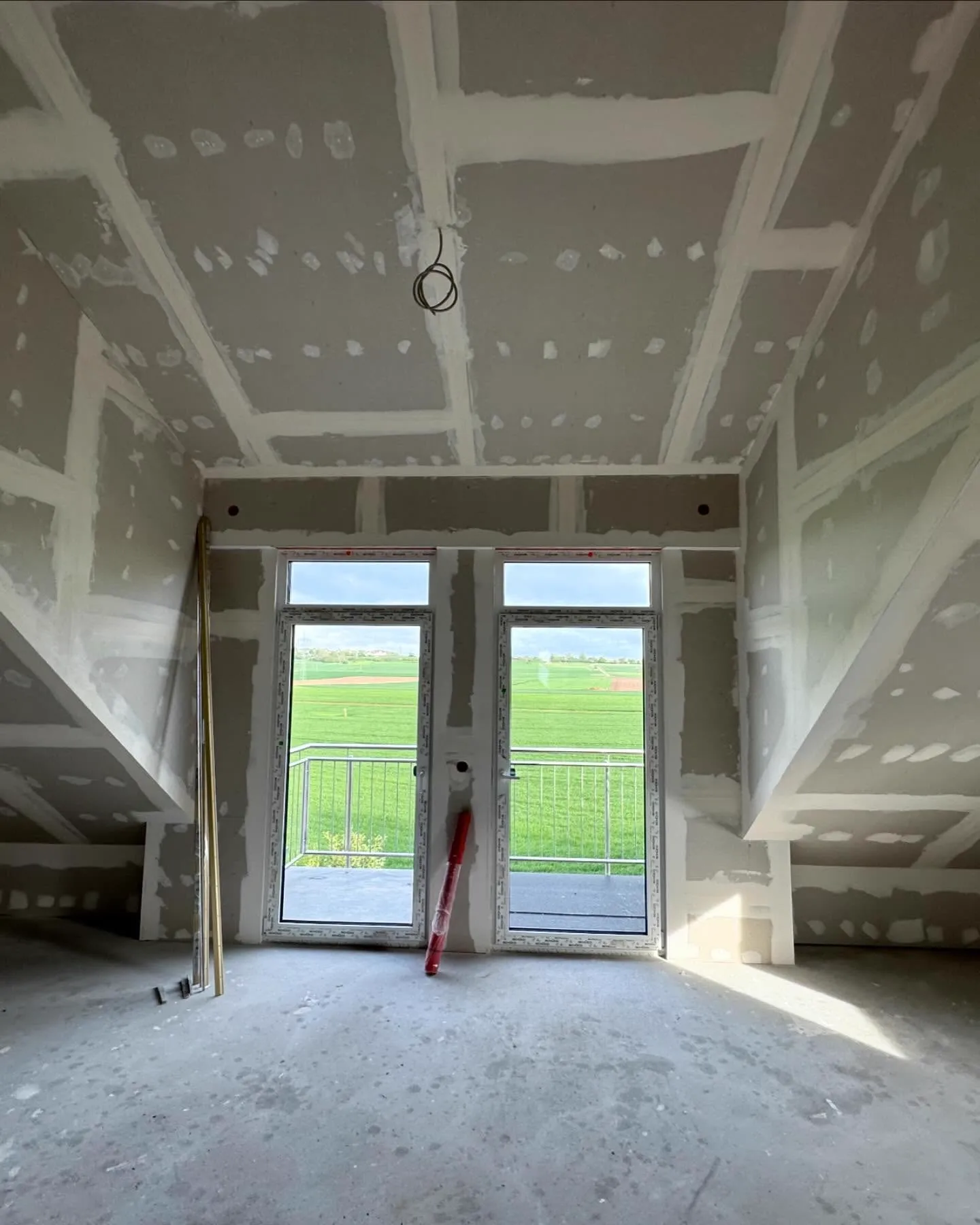 Ausgebautes Dachgeschoss mit verkleideten Schrägen — HEDER Trockenbau