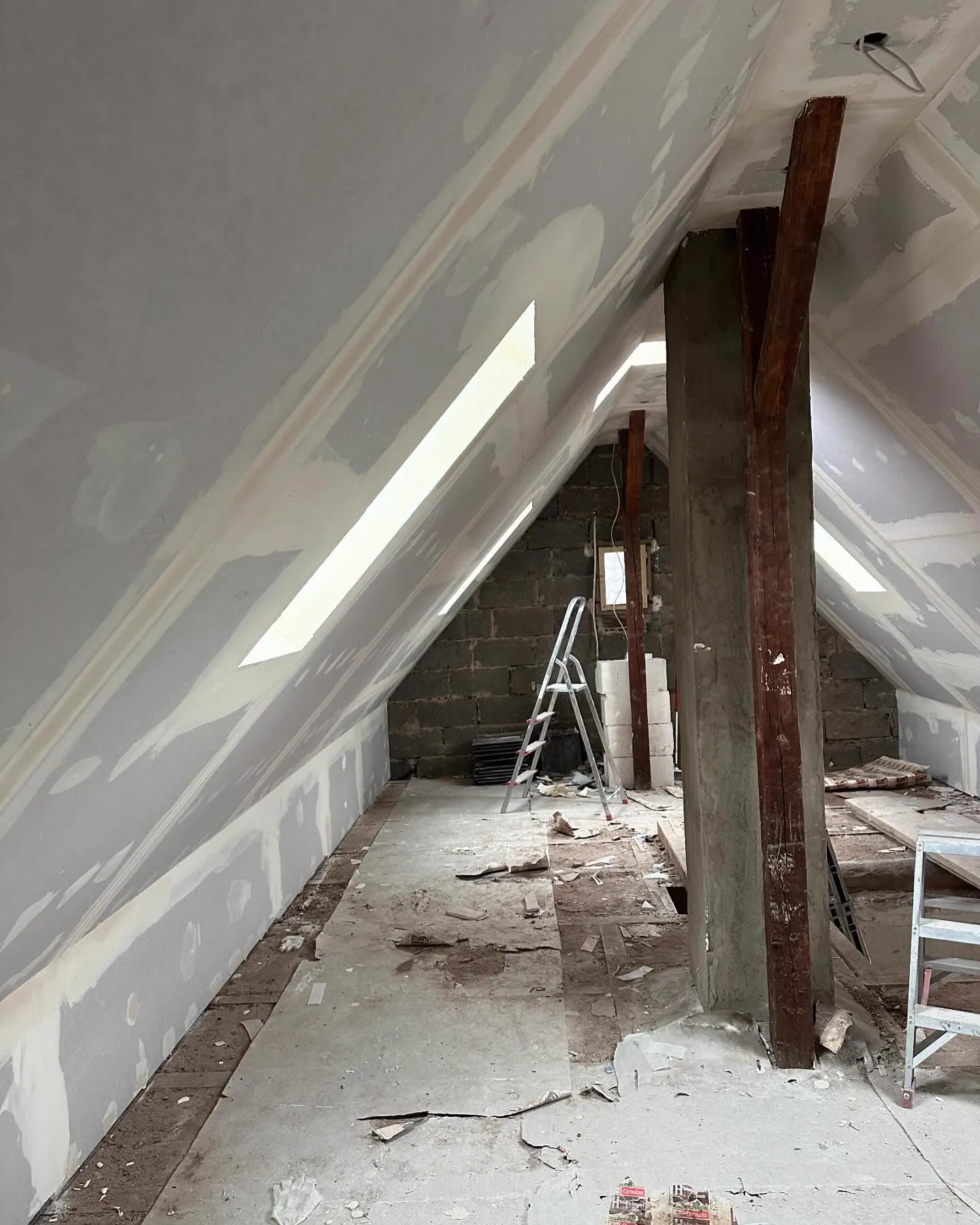 Ausgebautes Dachgeschoss mit verkleideten Schrägen — HEDER Trockenbau