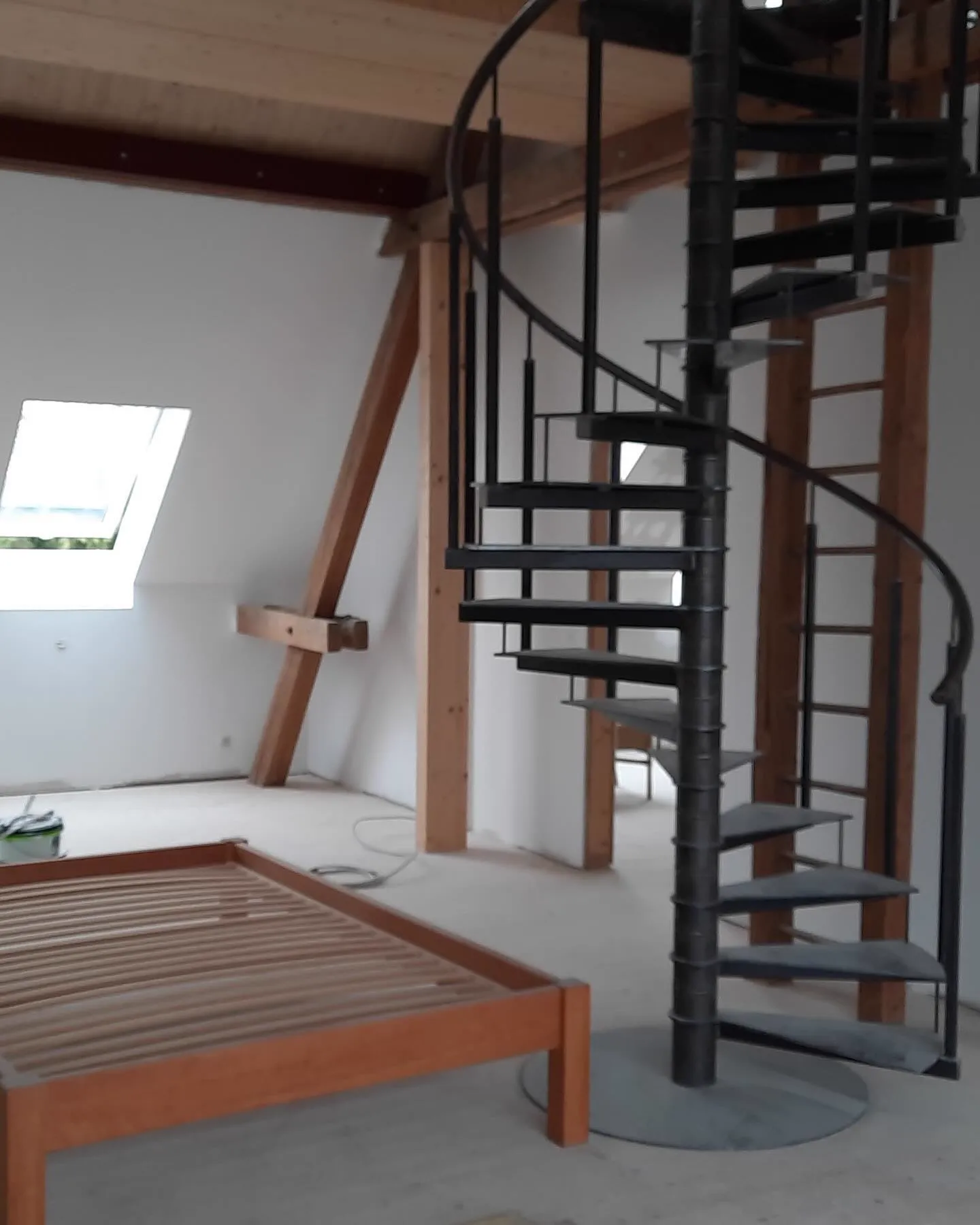 Ausgebautes Dachgeschoss mit verkleideten Schrägen — HEDER Trockenbau