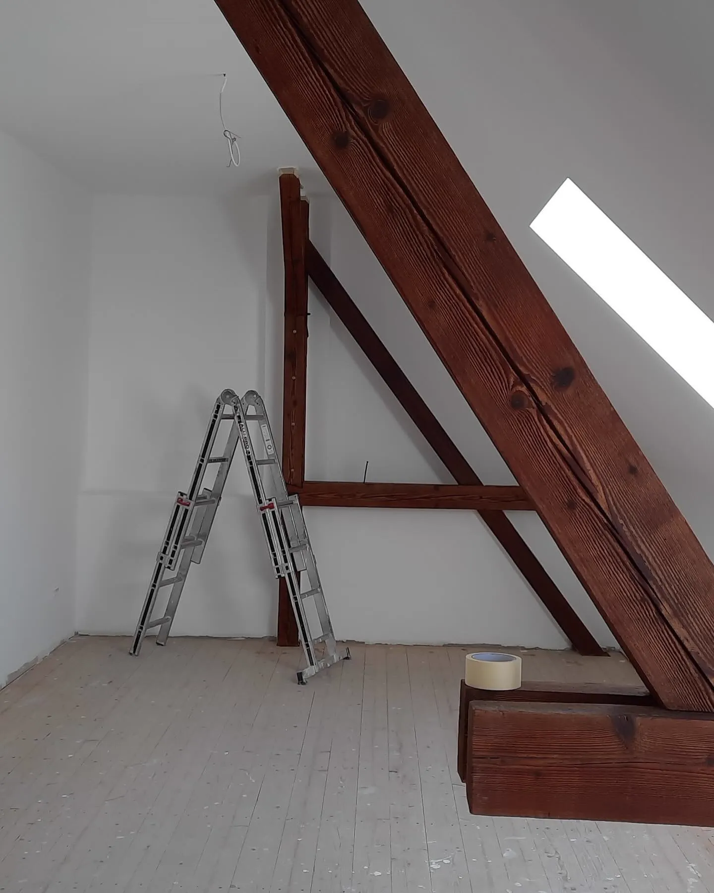 Ausgebautes Dachgeschoss mit verkleideten Schrägen — HEDER Trockenbau