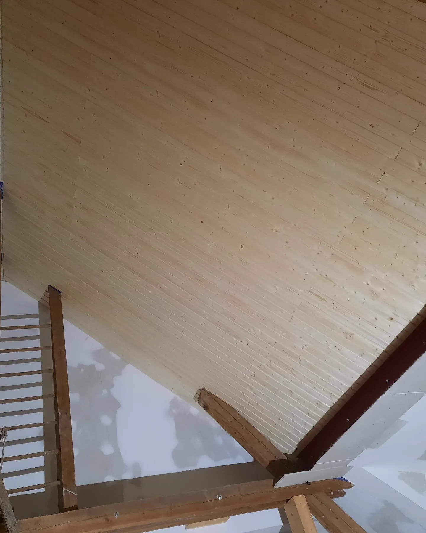 Ausgebautes Dachgeschoss mit verkleideten Schrägen — HEDER Trockenbau