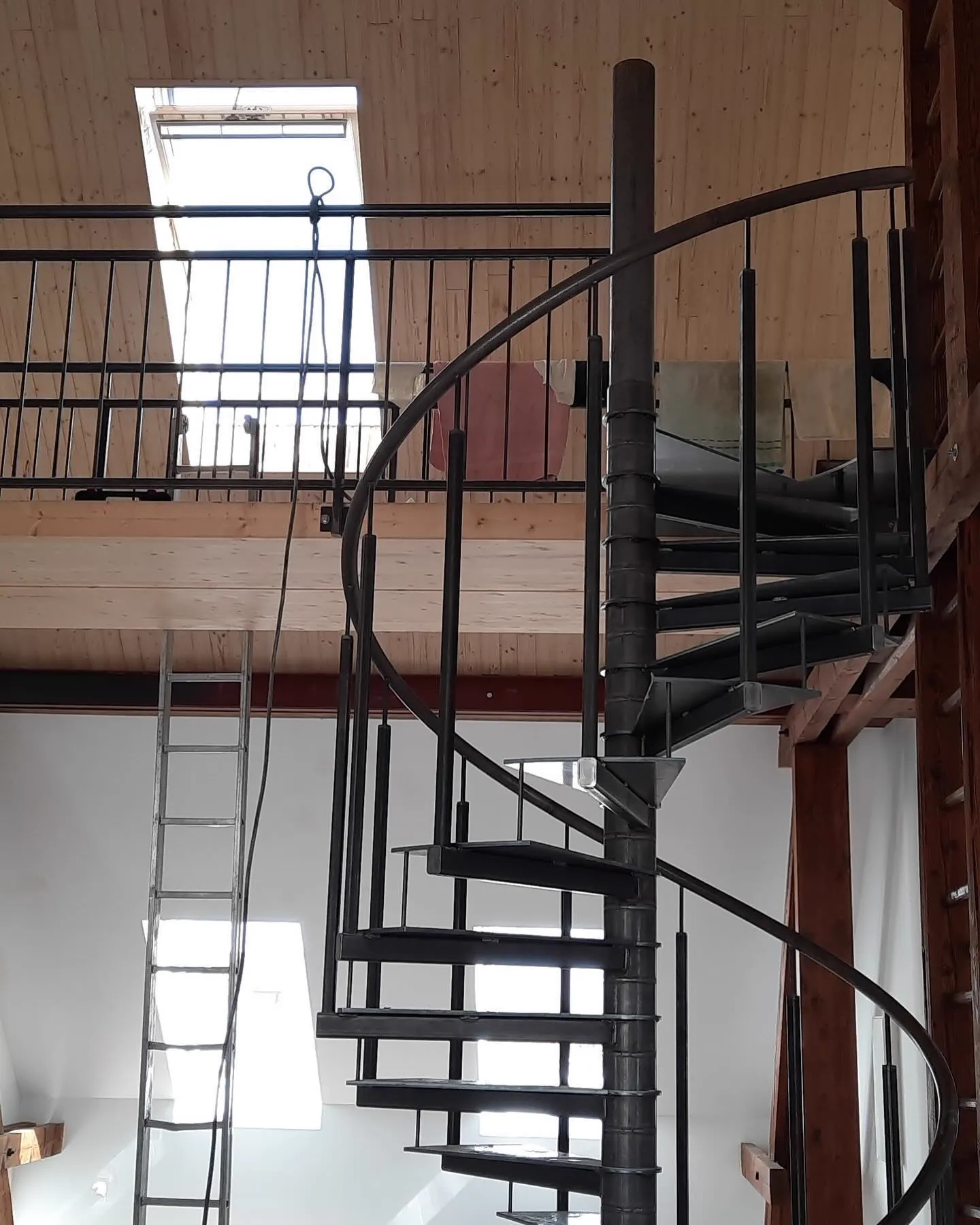 Ausgebautes Dachgeschoss mit verkleideten Schrägen — HEDER Trockenbau