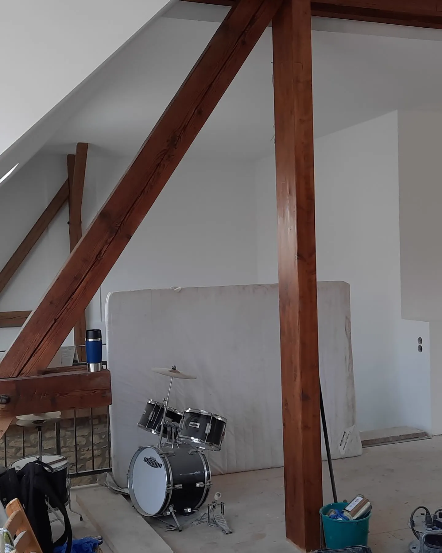 Ausgebautes Dachgeschoss mit verkleideten Schrägen — HEDER Trockenbau