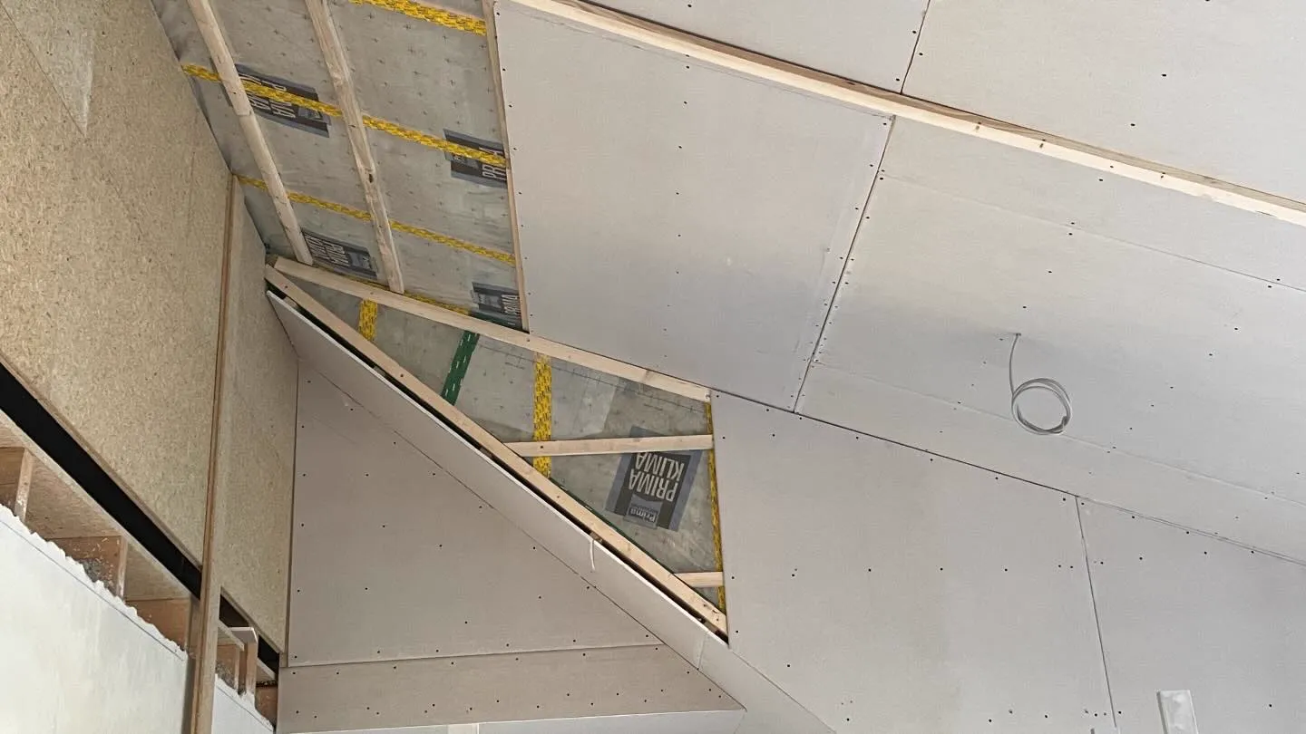 Ausgebautes Dachgeschoss mit verkleideten Schrägen — HEDER Trockenbau