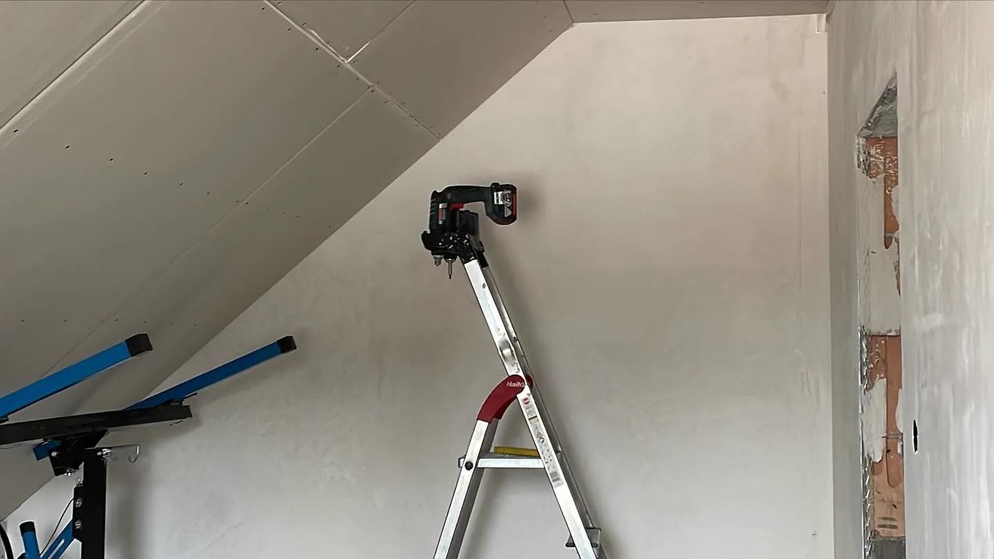 Ausgebautes Dachgeschoss mit verkleideten Schrägen — HEDER Trockenbau