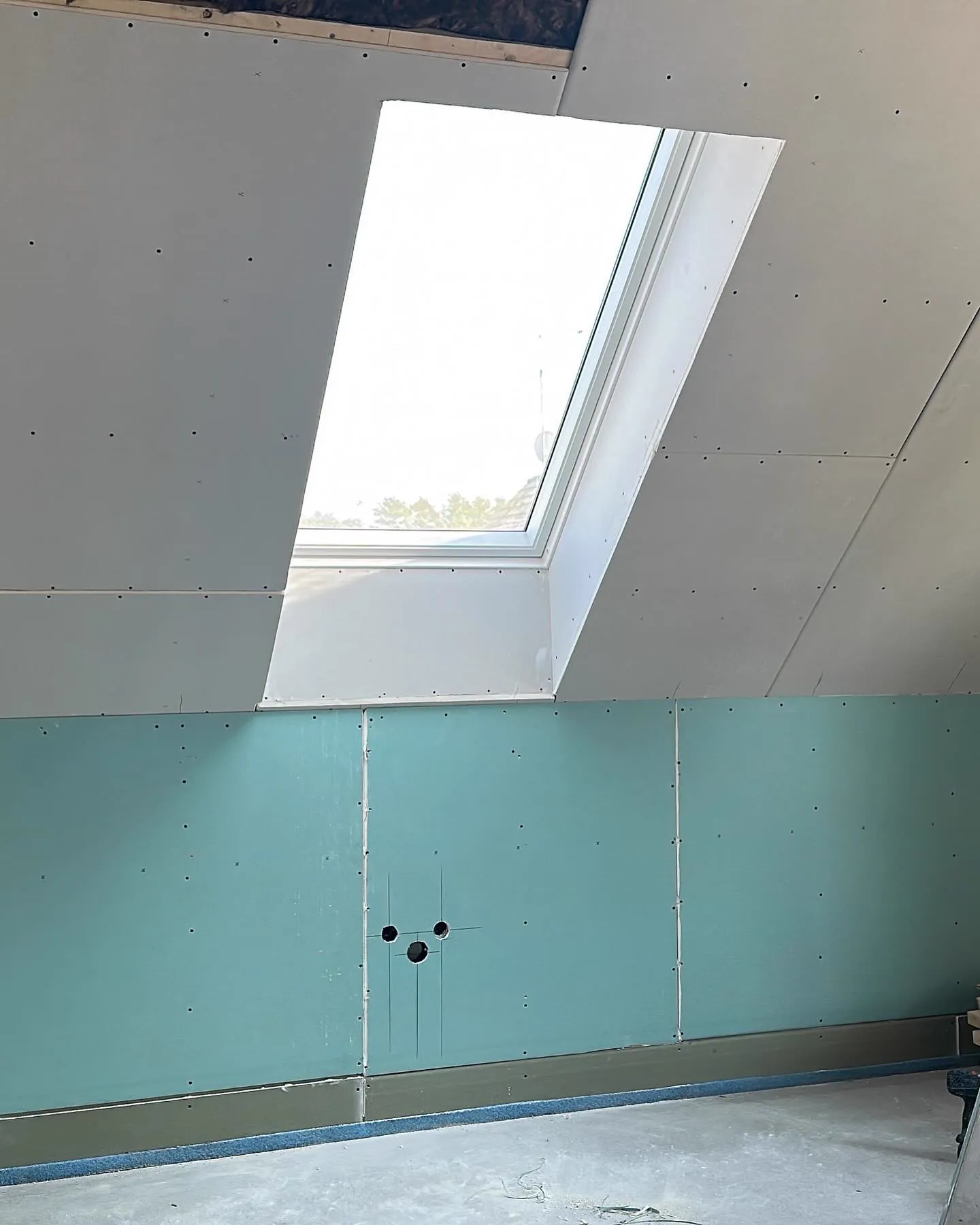 Ausgebautes Dachgeschoss mit verkleideten Schrägen — HEDER Trockenbau