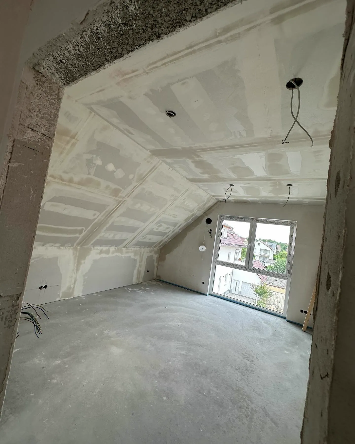 Ausgebautes Dachgeschoss mit verkleideten Schrägen — HEDER Trockenbau