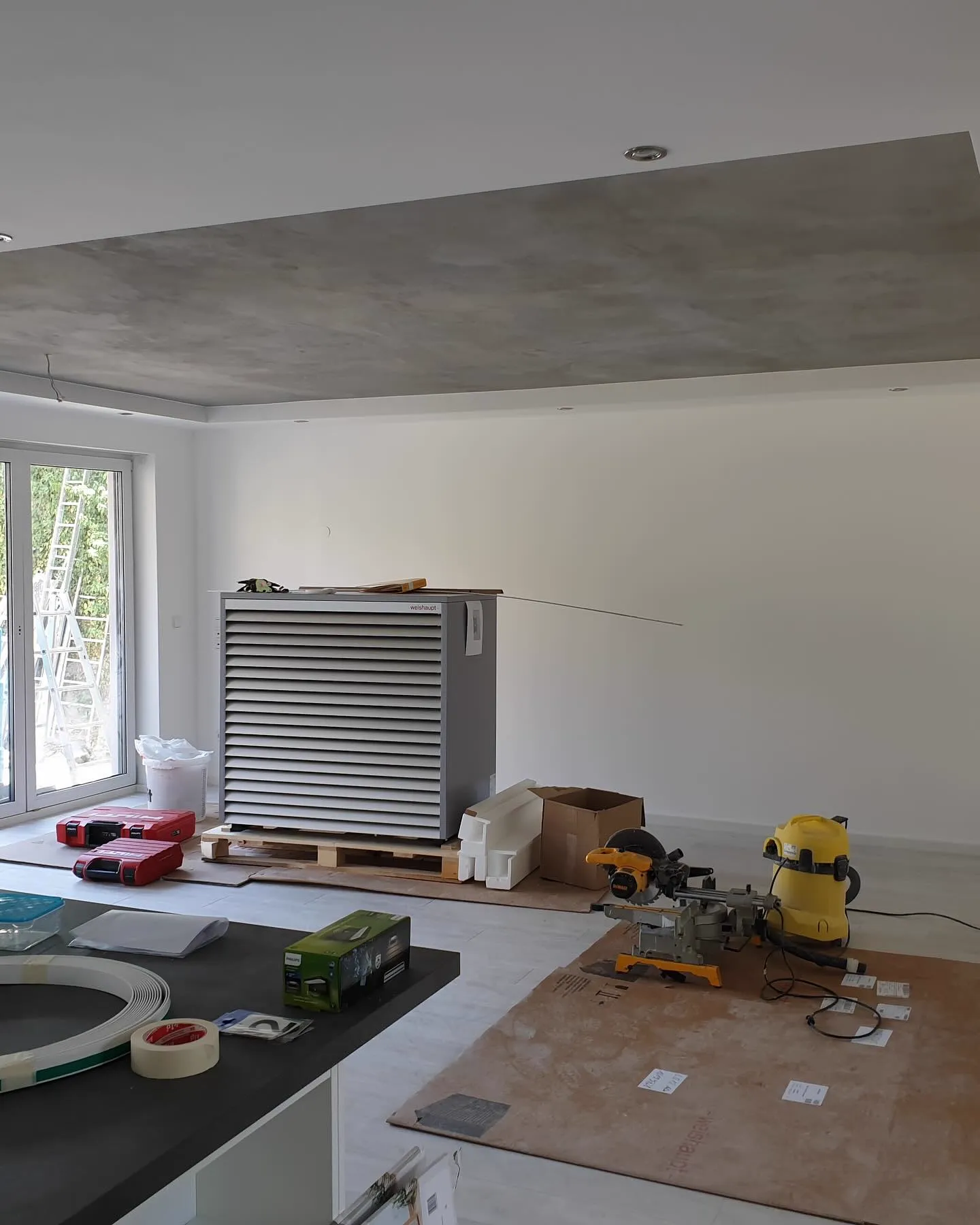 Fertig abgehängte Decke mit Einbaustrahlern — HEDER Trockenbau