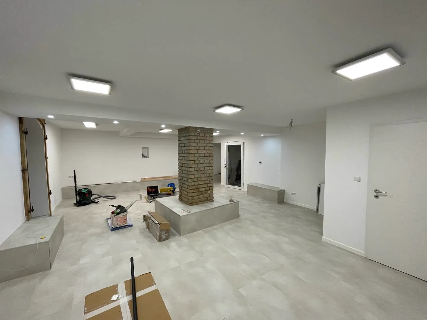 Fertig abgehängte Decke mit Einbaustrahlern — HEDER Trockenbau