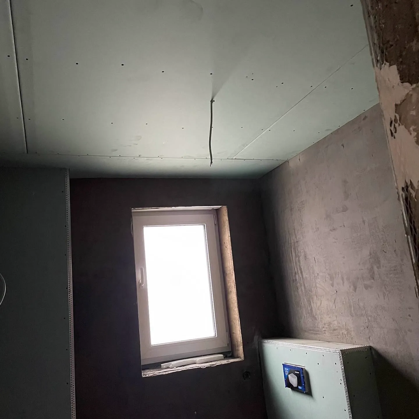 Fertig abgehängte Decke mit Einbaustrahlern — HEDER Trockenbau