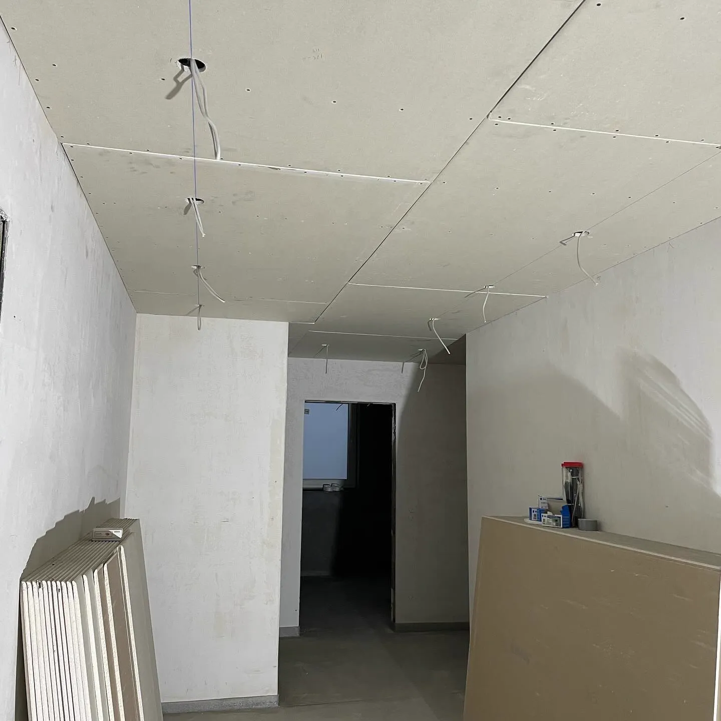 Fertig abgehängte Decke mit Einbaustrahlern — HEDER Trockenbau