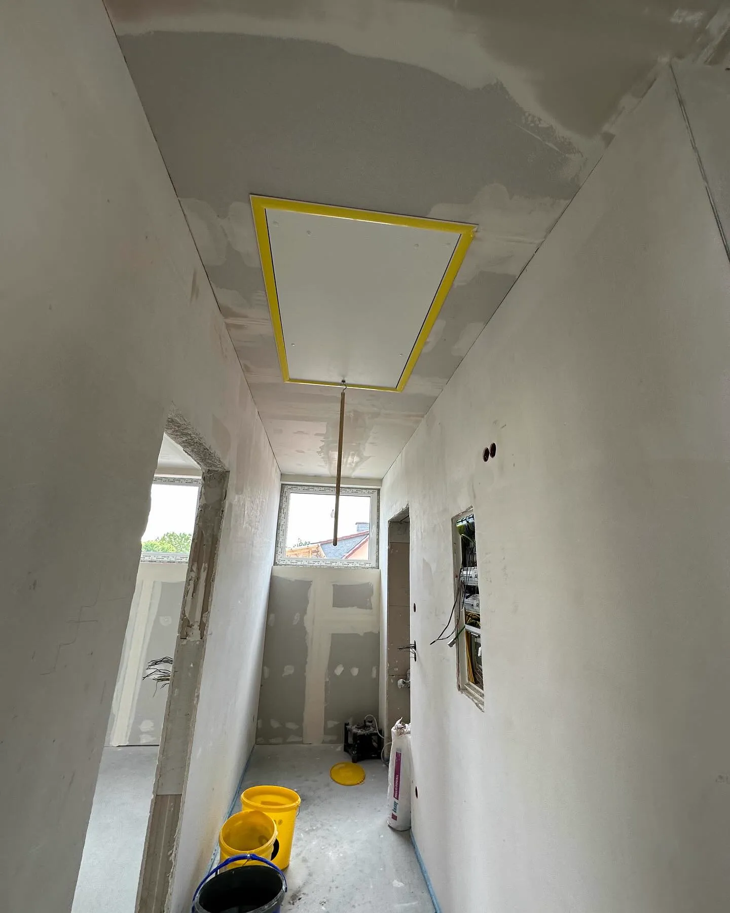 Fertig abgehängte Decke mit Einbaustrahlern — HEDER Trockenbau