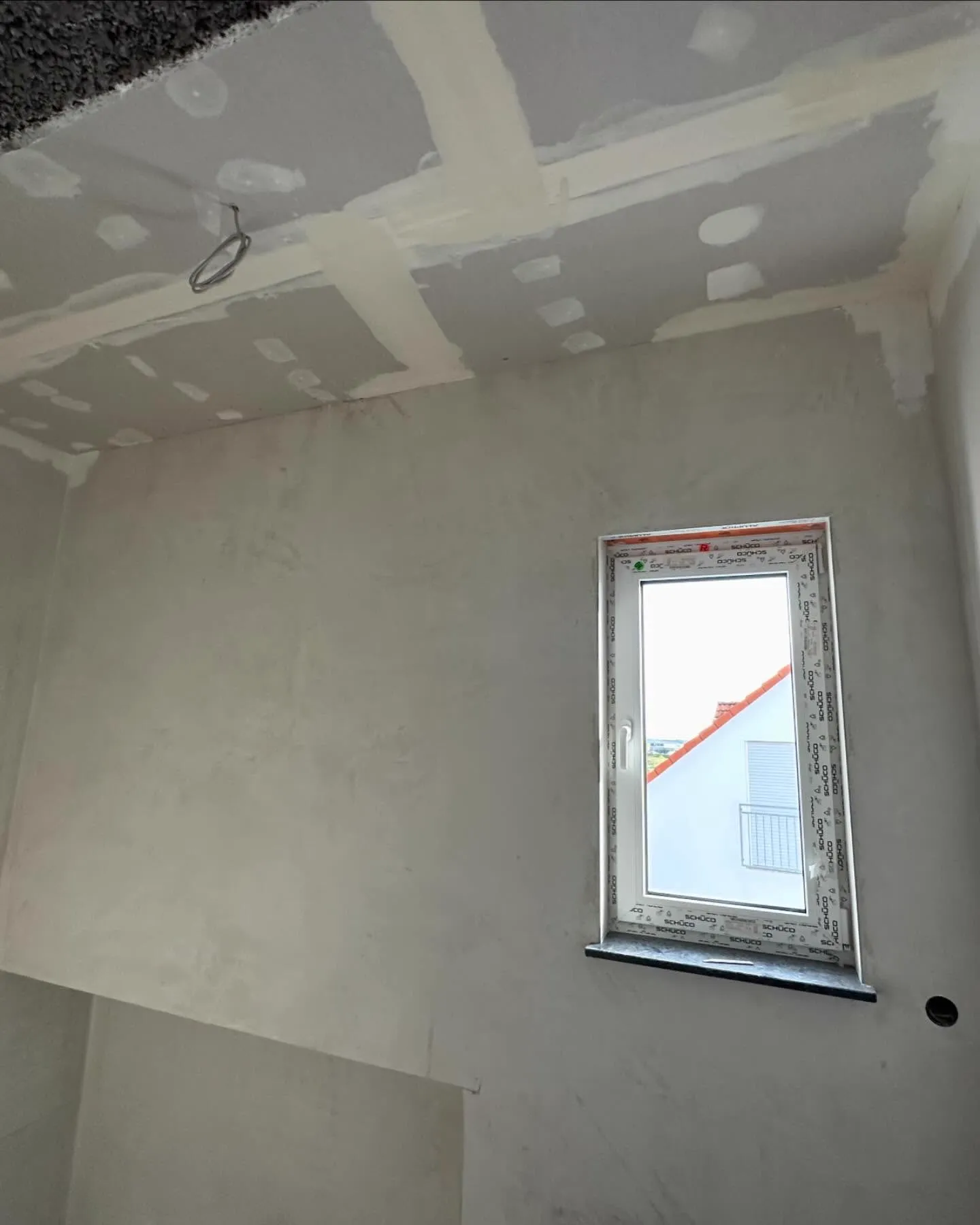 Fertig abgehängte Decke mit Einbaustrahlern — HEDER Trockenbau