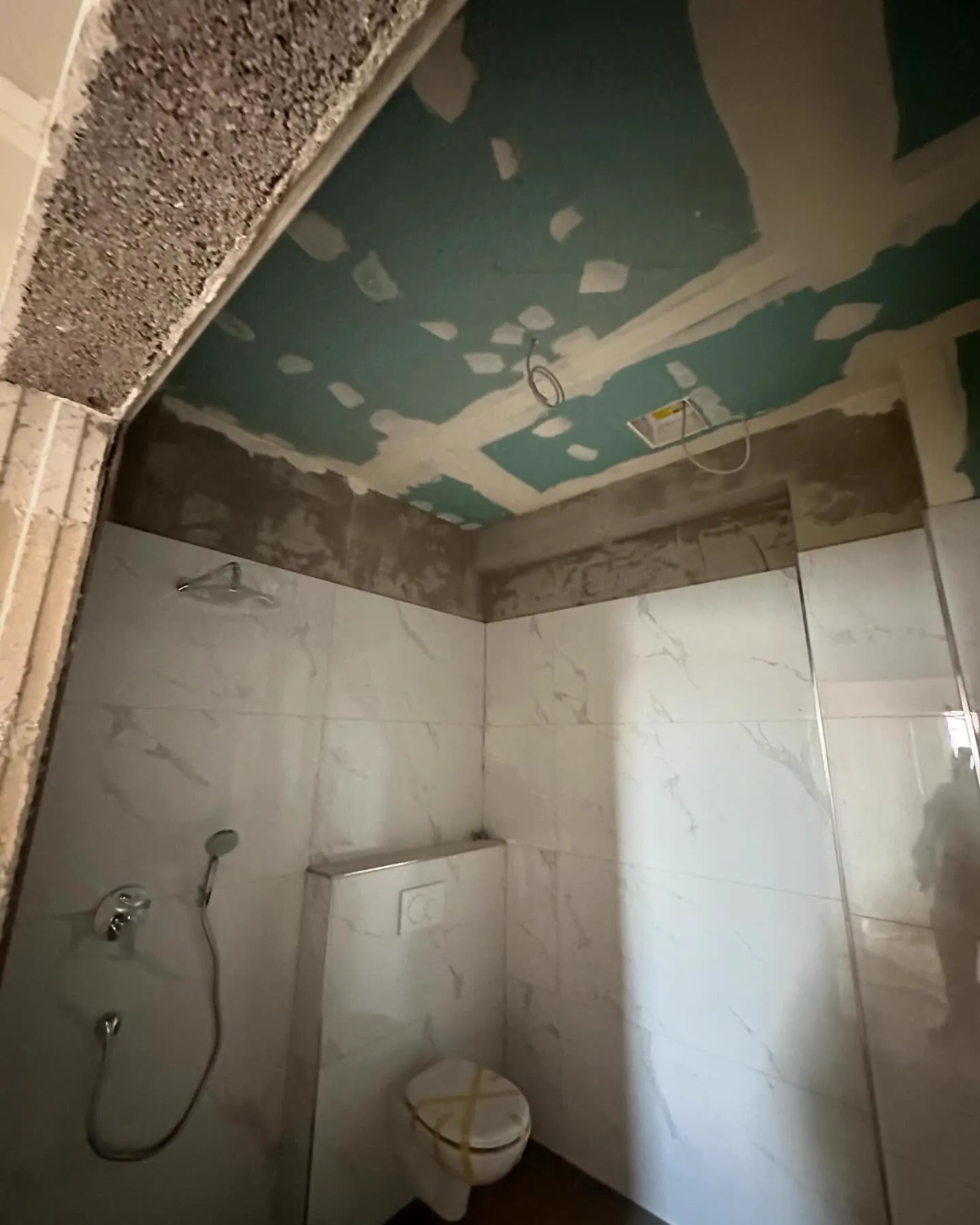 Fertig abgehängte Decke mit Einbaustrahlern — HEDER Trockenbau