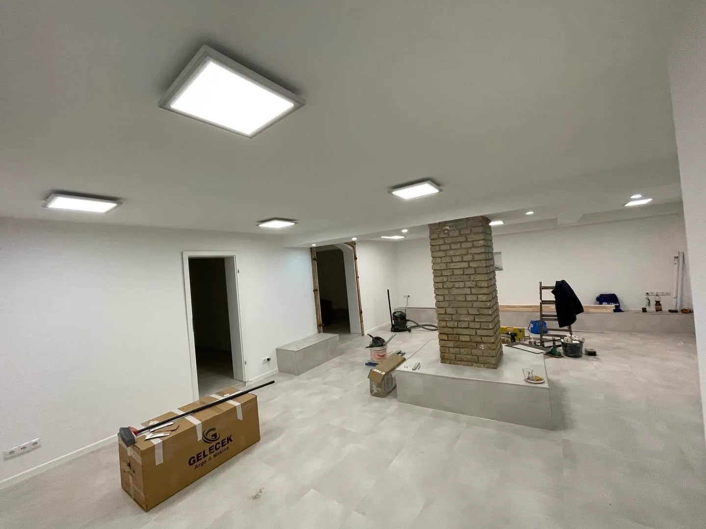 Fertig abgehängte Decke mit Einbaustrahlern — HEDER Trockenbau