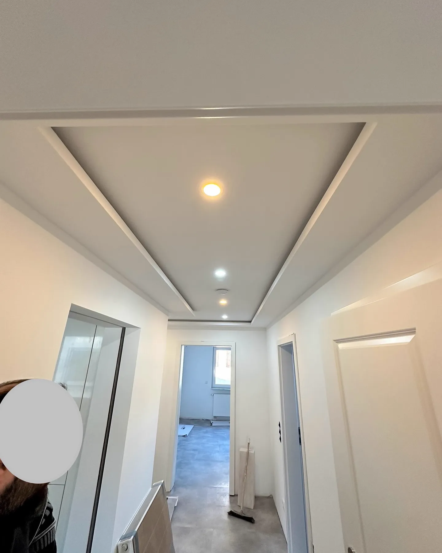 Abgehängte Decke mit indirekter LED-Beleuchtung — HEDER Trockenbau