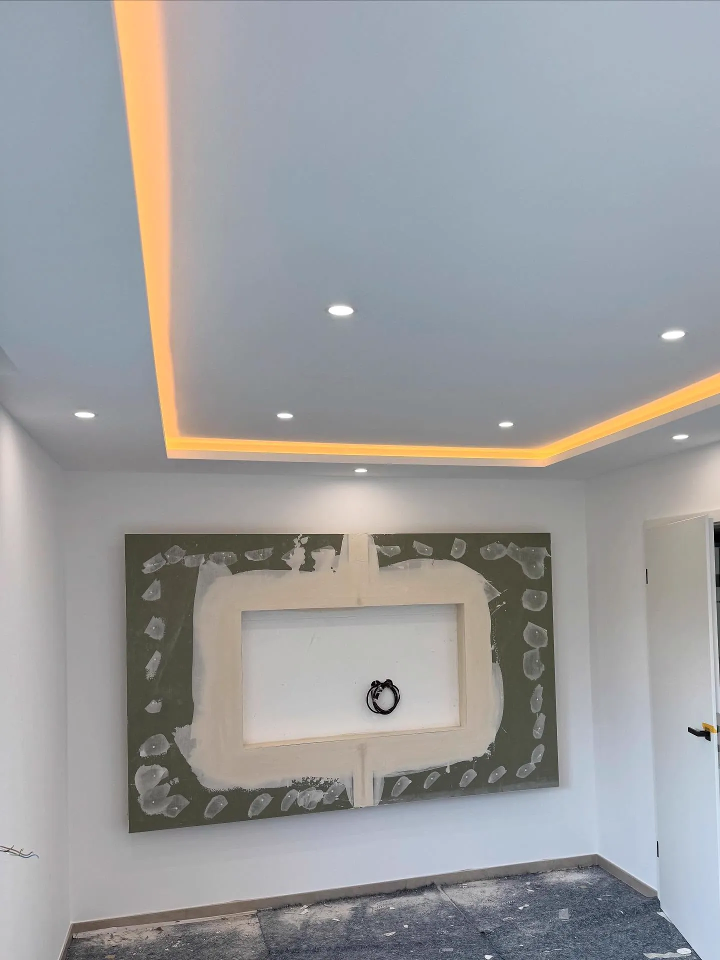 Abgehängte Decke mit indirekter LED-Beleuchtung — HEDER Trockenbau