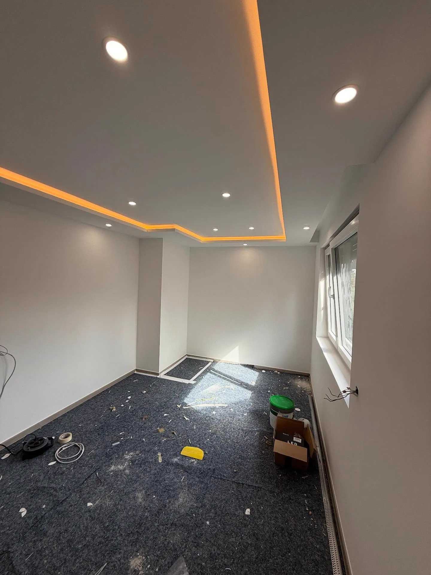 Abgehängte Decke mit indirekter LED-Beleuchtung — HEDER Trockenbau
