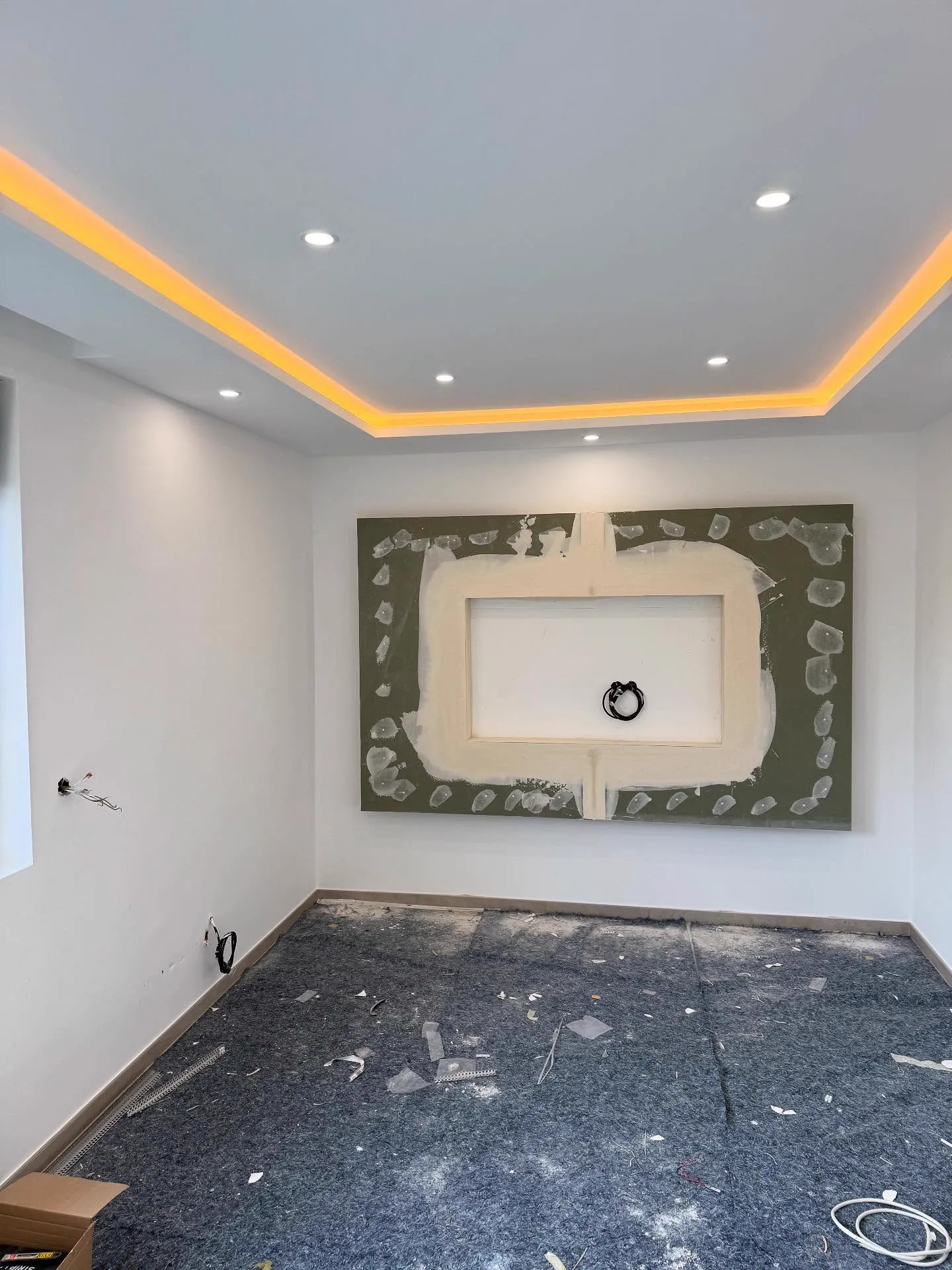 Abgehängte Decke mit indirekter LED-Beleuchtung — HEDER Trockenbau