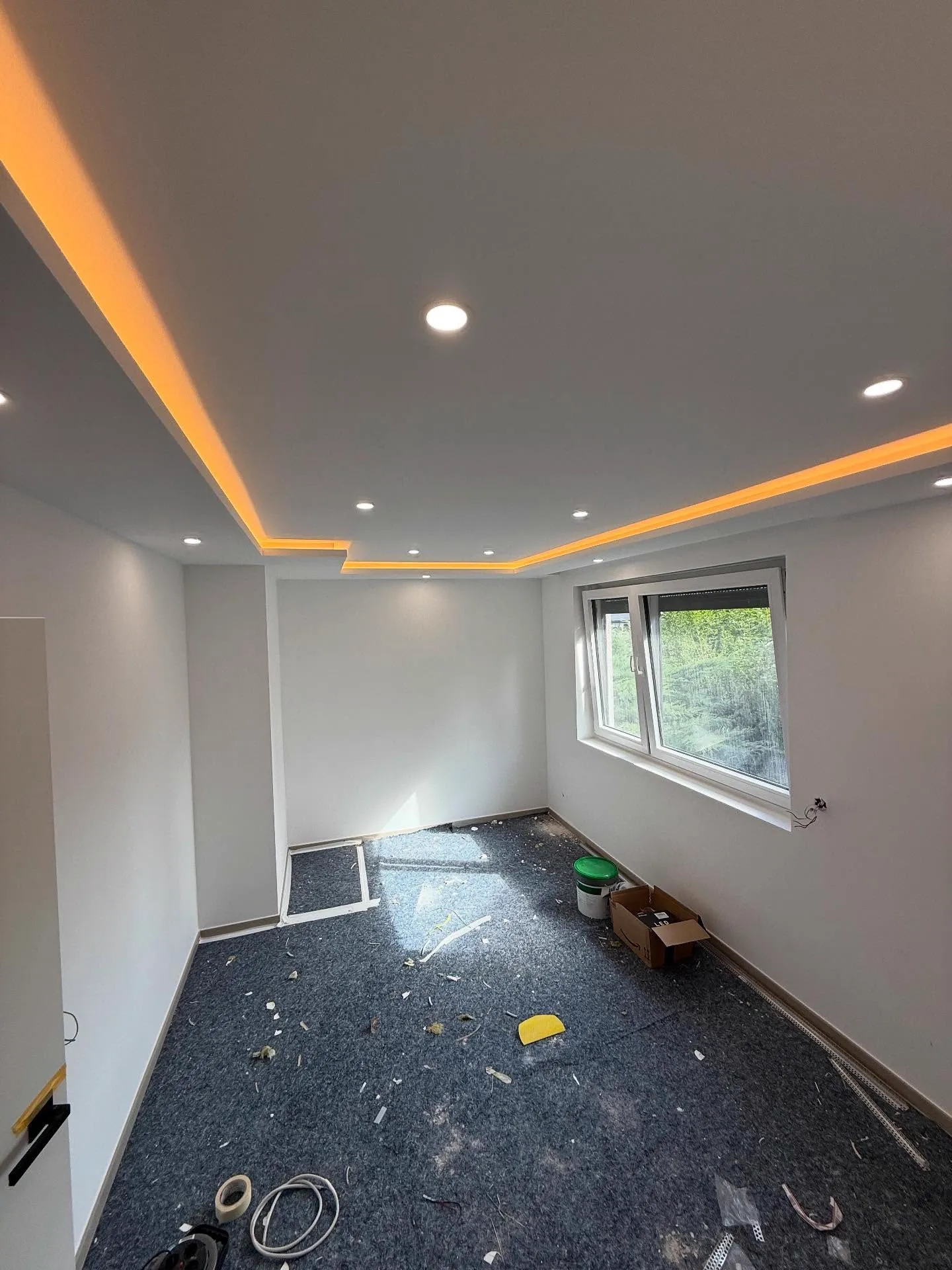 Abgehängte Decke mit indirekter LED-Beleuchtung — HEDER Trockenbau