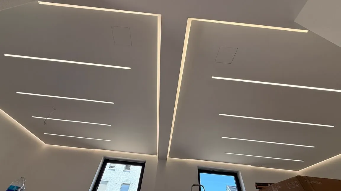 Abgehängte Decke mit indirekter LED-Beleuchtung — HEDER Trockenbau