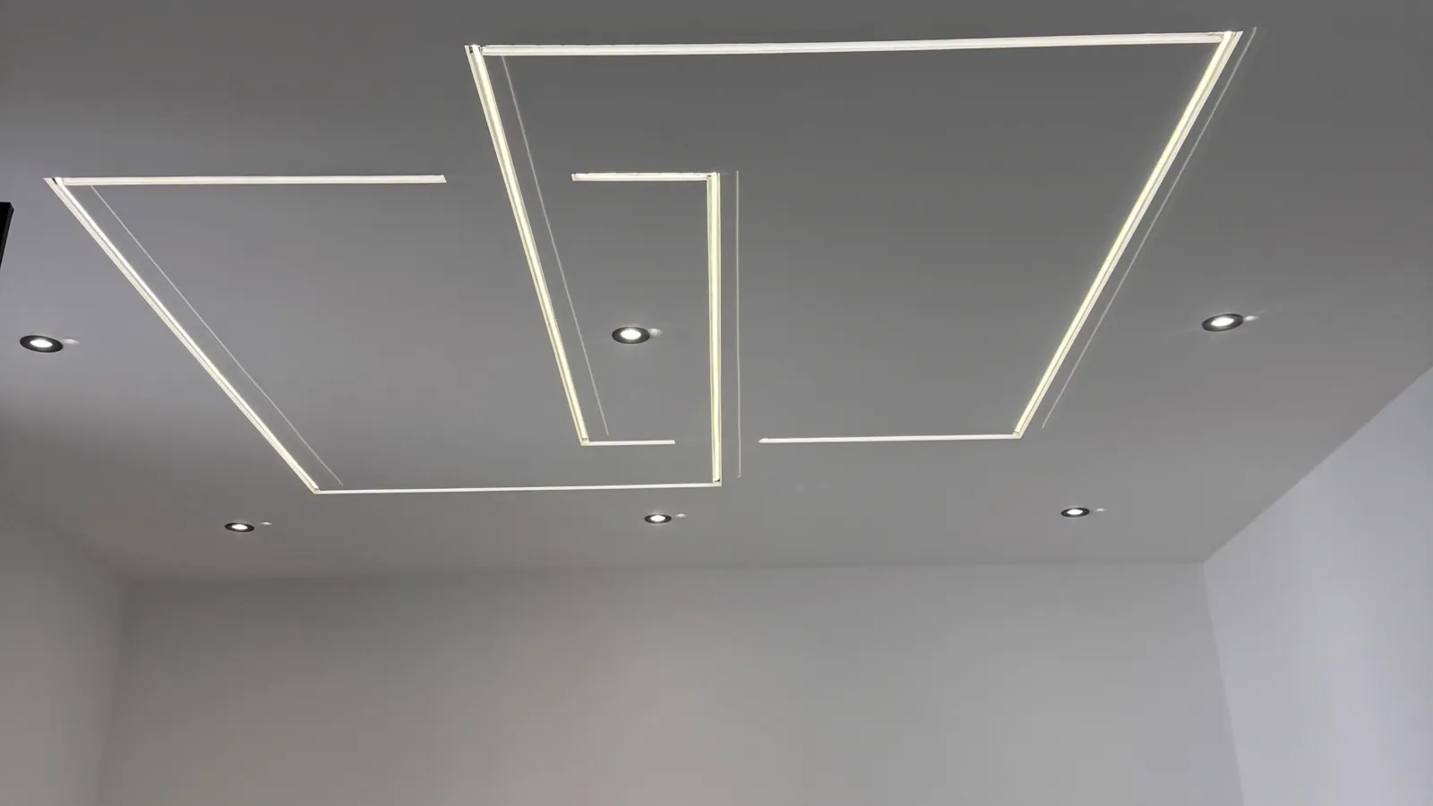Abgehängte Decke mit indirekter LED-Beleuchtung — HEDER Trockenbau