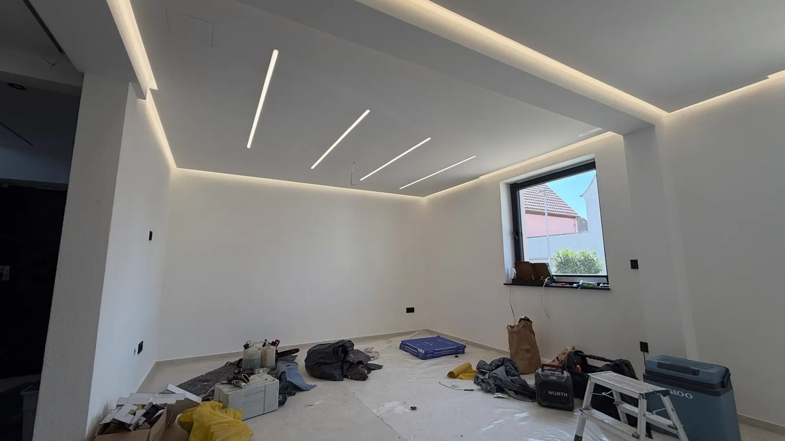 Abgehängte Decke mit indirekter LED-Beleuchtung — HEDER Trockenbau
